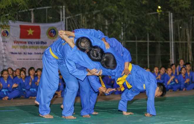 Nguoi phat ngon Bo Ngoai giao day vo o truong dai hoc hinh anh 9