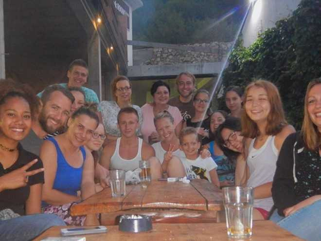 Doi tre du lich vong quanh the gioi voi gia 0 dong hinh anh 12