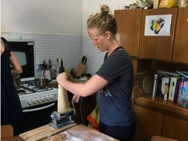 Doi tre du lich vong quanh the gioi voi gia 0 dong hinh anh 5