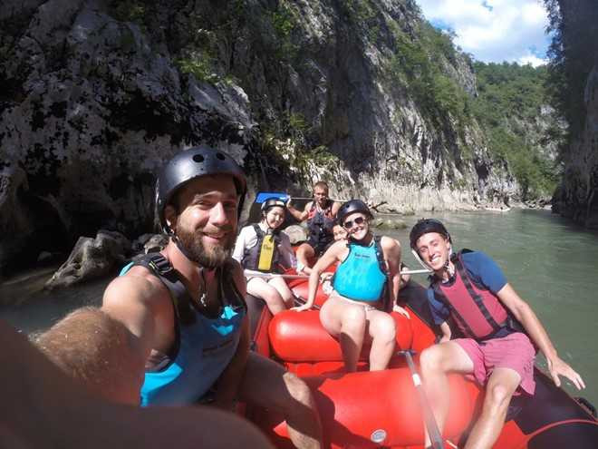 Doi tre du lich vong quanh the gioi voi gia 0 dong hinh anh 6