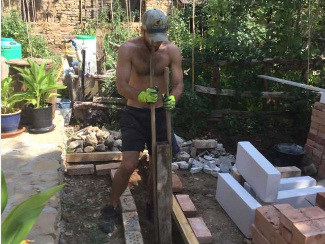 Doi tre du lich vong quanh the gioi voi gia 0 dong hinh anh 7