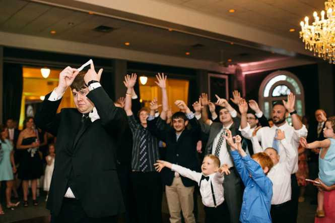 Các học sinh nam còn được dự nghi thức tung nịt bít tất cưới sau buổi lễ