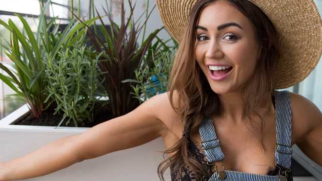 Nu luat su xinh dep tro thanh nguoi mau noi tieng hinh anh 8