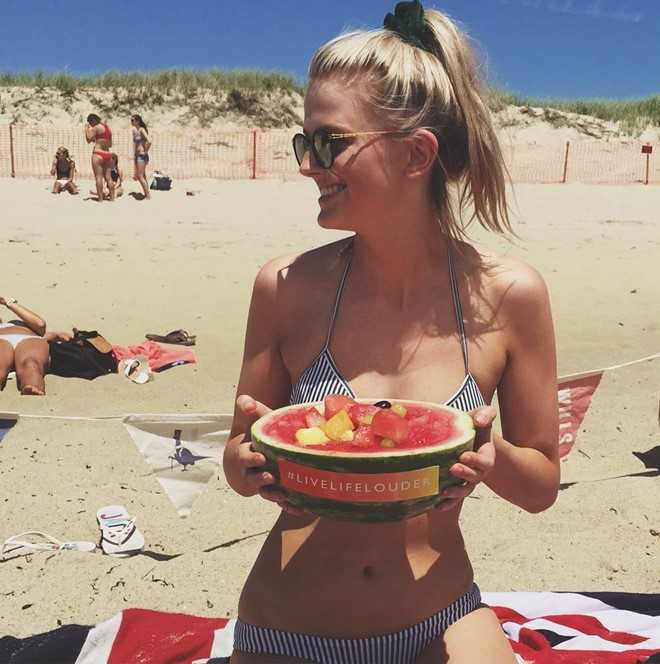 Hot girl kiem bon tien nho tiec tung suot mua he hinh anh 6