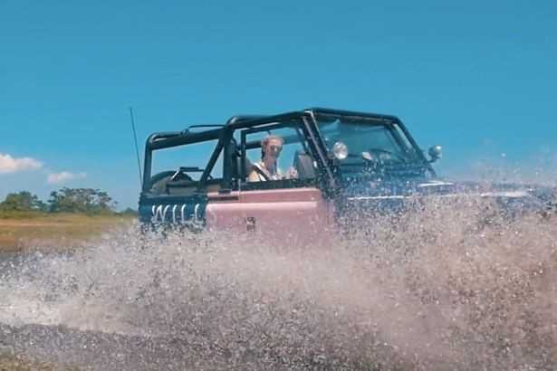 Hot girl kiem bon tien nho tiec tung suot mua he hinh anh 4