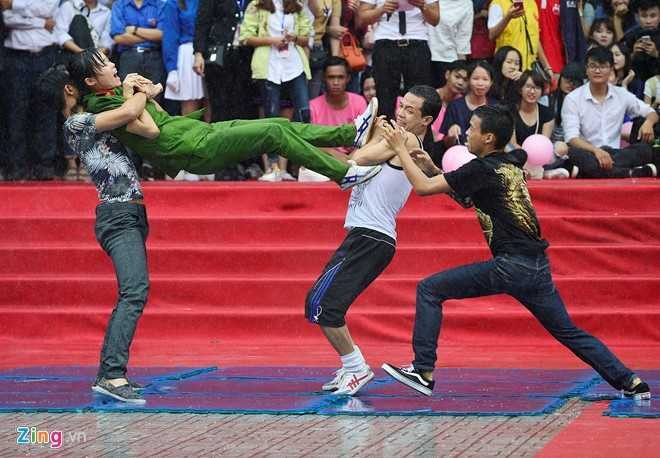 Nu sinh canh sat dau vo, ha guc ba thanh nien duoi mua hinh anh 9