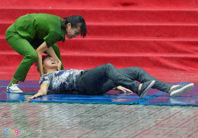 Nu sinh canh sat dau vo, ha guc ba thanh nien duoi mua hinh anh 10