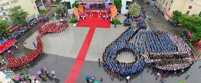 Nu sinh canh sat dau vo, ha guc ba thanh nien duoi mua hinh anh 11