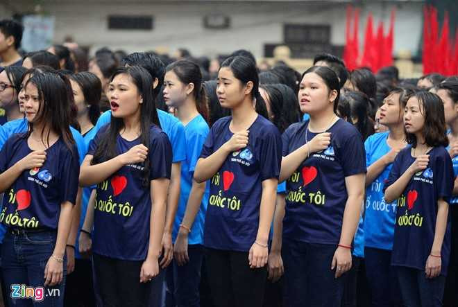 Nu sinh canh sat dau vo, ha guc ba thanh nien duoi mua hinh anh 12