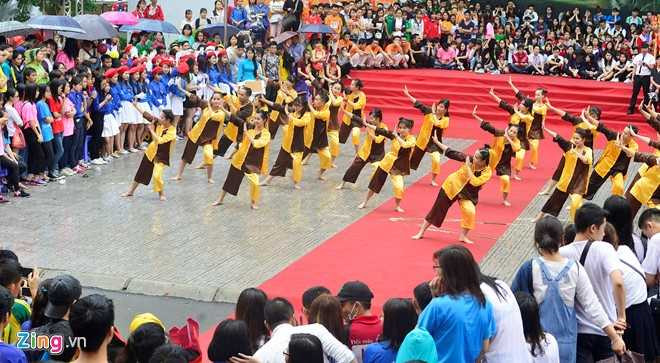 Nu sinh canh sat dau vo, ha guc ba thanh nien duoi mua hinh anh 1