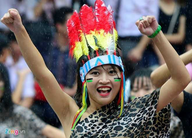 Nu sinh canh sat dau vo, ha guc ba thanh nien duoi mua hinh anh 2