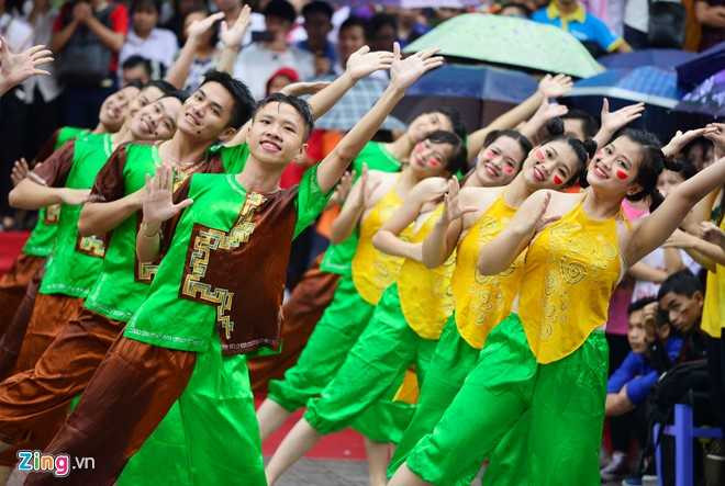 Nu sinh canh sat dau vo, ha guc ba thanh nien duoi mua hinh anh 4