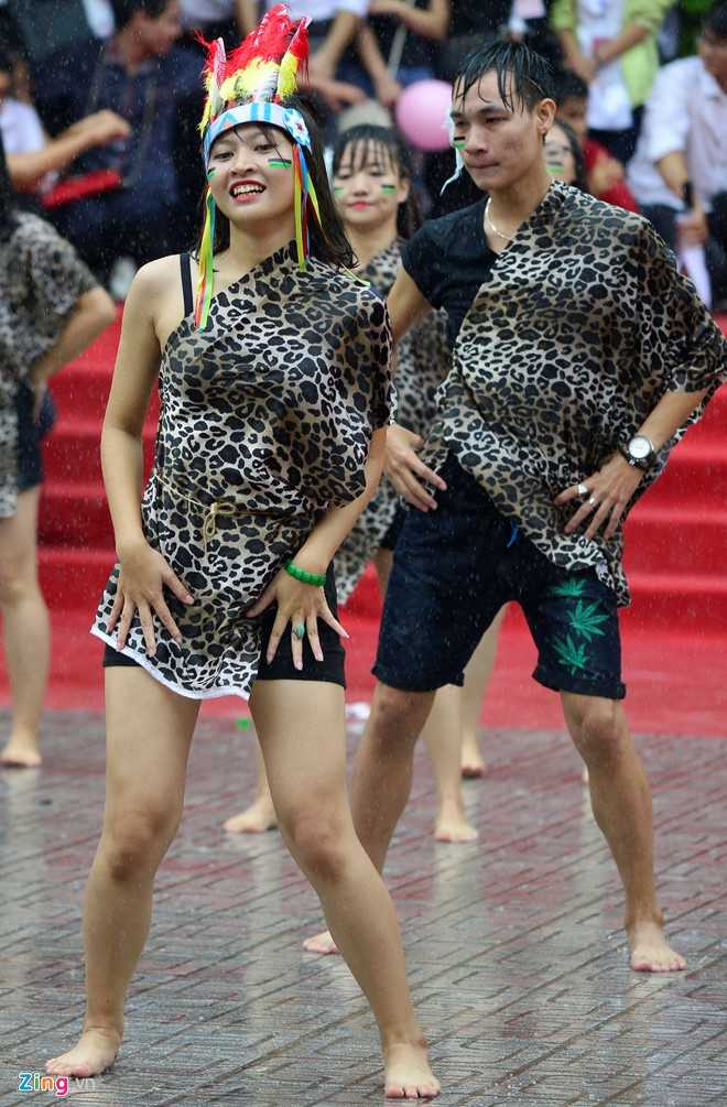 Nu sinh canh sat dau vo, ha guc ba thanh nien duoi mua hinh anh 5