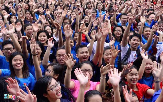 Nu sinh canh sat dau vo, ha guc ba thanh nien duoi mua hinh anh 6