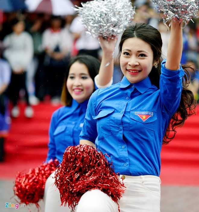 Nu sinh canh sat dau vo, ha guc ba thanh nien duoi mua hinh anh 7