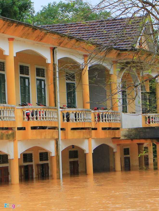 Truong hoc o Ha Tinh chim trong nuoc lu hinh anh 4