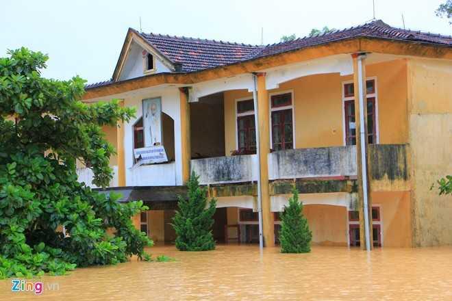 Truong hoc o Ha Tinh chim trong nuoc lu hinh anh 1