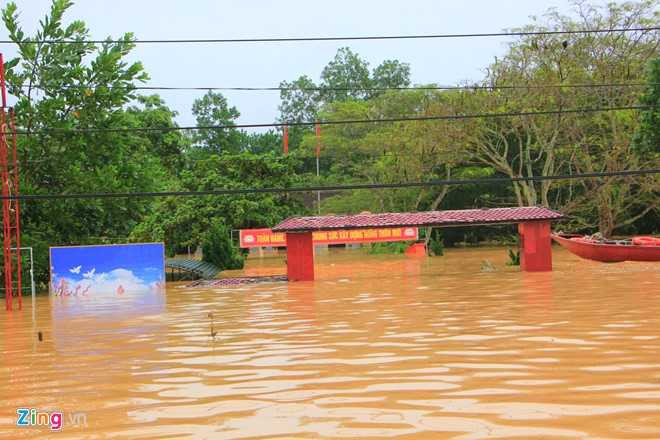 Truong hoc o Ha Tinh chim trong nuoc lu hinh anh 3