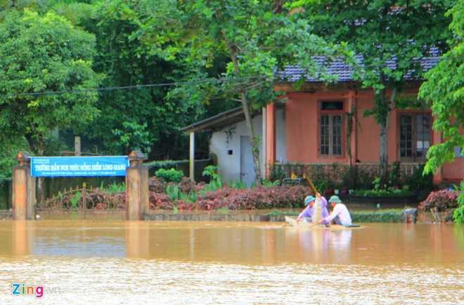 Truong hoc o Ha Tinh chim trong nuoc lu hinh anh 2