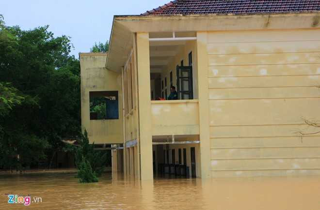 Truong hoc o Ha Tinh chim trong nuoc lu hinh anh 5