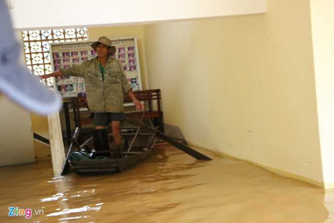 Truong hoc o Ha Tinh chim trong nuoc lu hinh anh 6