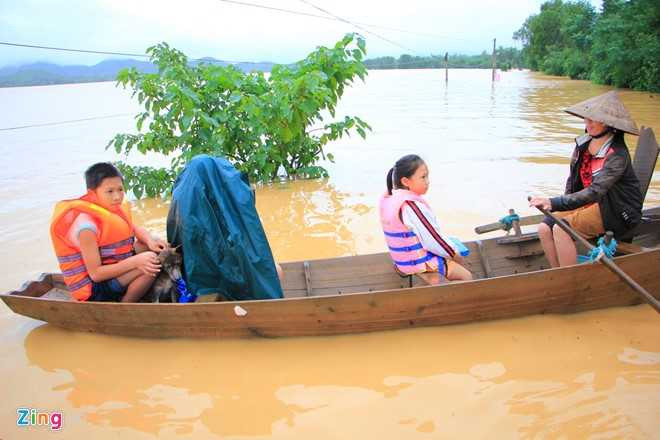 Truong hoc o Ha Tinh chim trong nuoc lu hinh anh 7