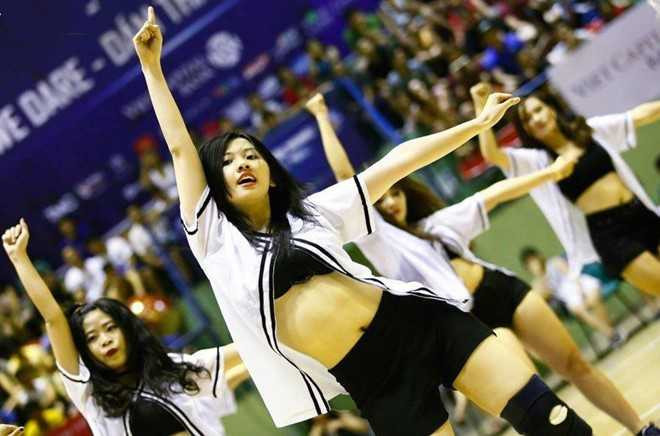 Cuu hoc sinh Ams giong Luu Diec Phi dam me nhay hien dai hinh anh 5