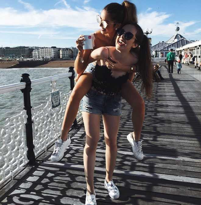 Doi ban than hot girl 'nam tay nhau di khap the gian' hinh anh 8