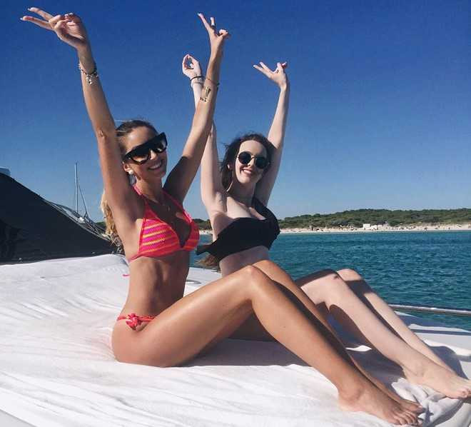 Doi ban than hot girl 'nam tay nhau di khap the gian' hinh anh 5