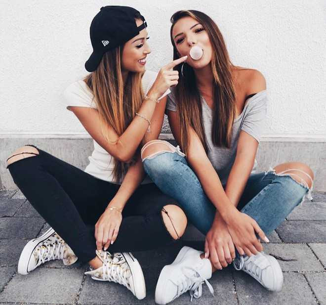 Doi ban than hot girl 'nam tay nhau di khap the gian' hinh anh 4