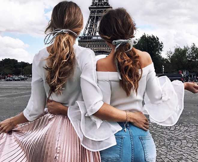 Doi ban than hot girl 'nam tay nhau di khap the gian' hinh anh 10