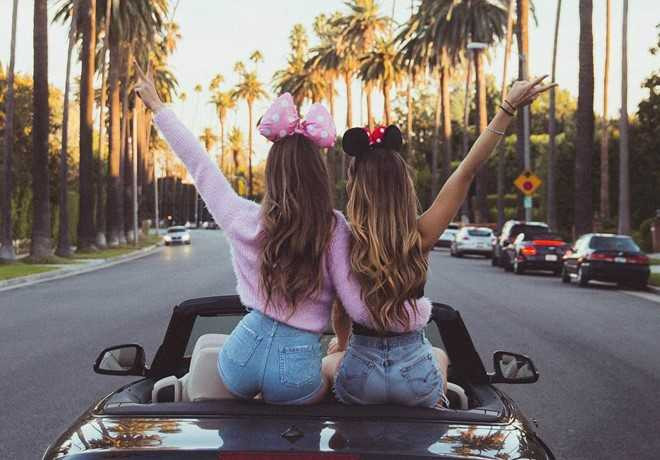 Doi ban than hot girl 'nam tay nhau di khap the gian' hinh anh 2