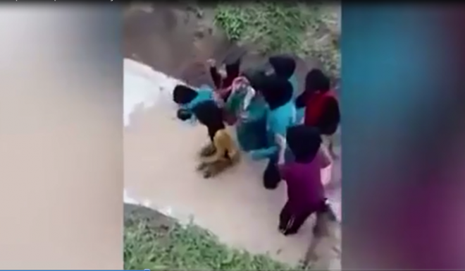 Hoc sinh loi qua vung nuoc day ran de ren luyen dung cam hinh anh 1