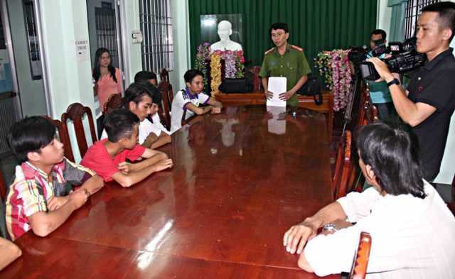 Nhom thieu nien say ruou cam ma tau gay roi tren pho hinh anh 1