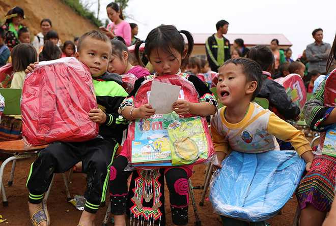 Chu_i tr__ng h_c h_u ngh_ Canon t_i _i_n Bi_n __ng (5)