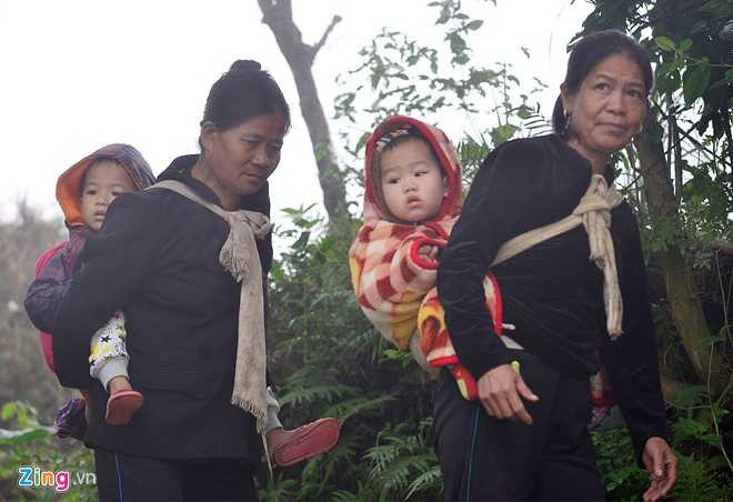 Chinh quyen thao do cau treo, hoc sinh loi suoi den lop hinh anh 11