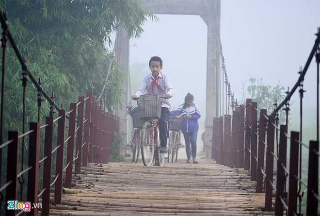 Chinh quyen thao do cau treo, hoc sinh loi suoi den lop hinh anh 12