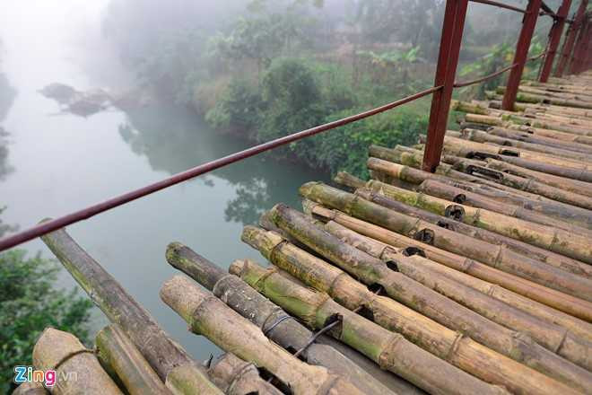 Chinh quyen thao do cau treo, hoc sinh loi suoi den lop hinh anh 13