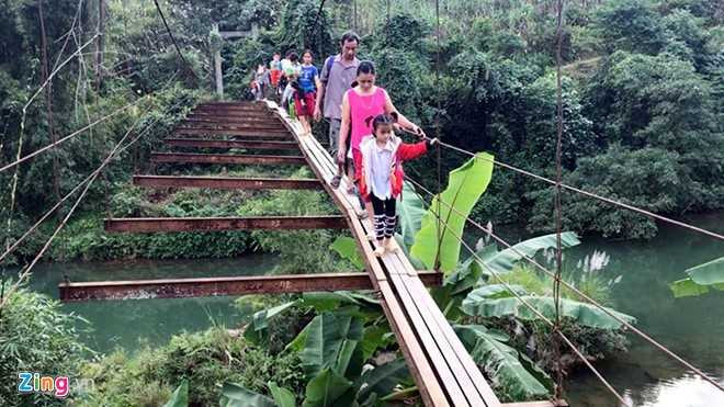 Chinh quyen thao do cau treo, hoc sinh loi suoi den lop hinh anh 3