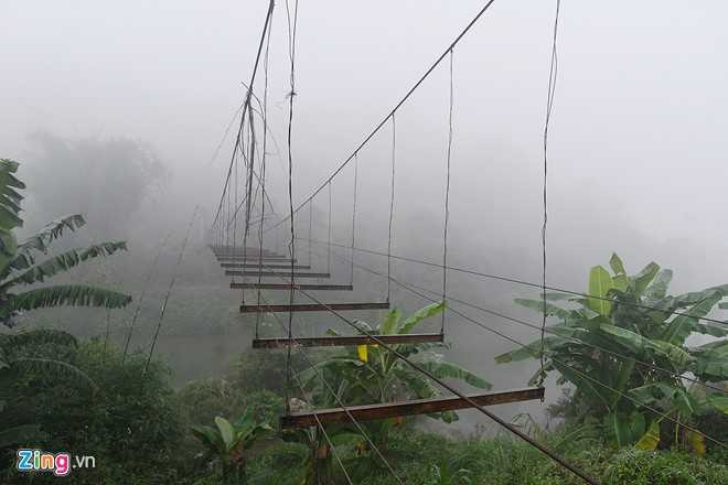 Chinh quyen thao do cau treo, hoc sinh loi suoi den lop hinh anh 2