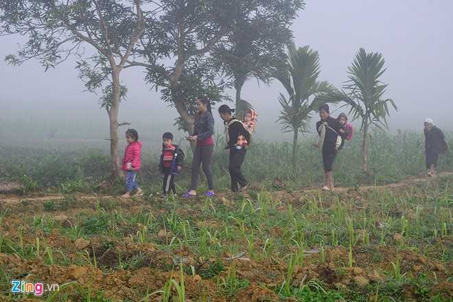 Chinh quyen thao do cau treo, hoc sinh loi suoi den lop hinh anh 4