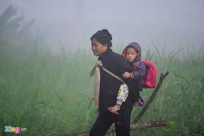 Chinh quyen thao do cau treo, hoc sinh loi suoi den lop hinh anh 5