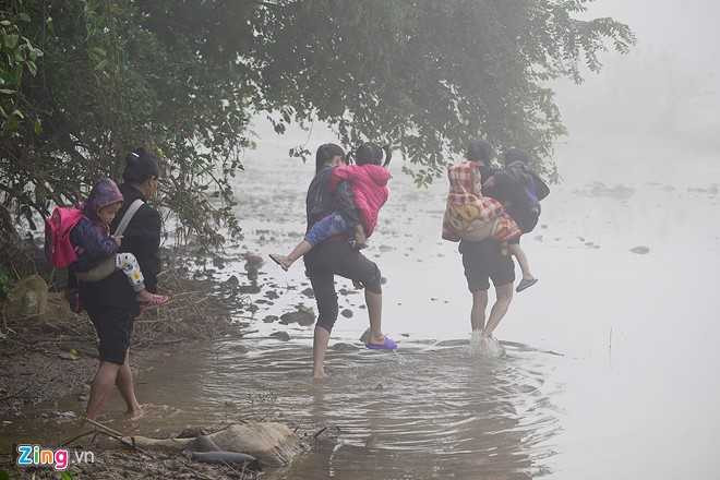 Chinh quyen thao do cau treo, hoc sinh loi suoi den lop hinh anh 6