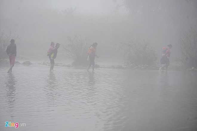 Chinh quyen thao do cau treo, hoc sinh loi suoi den lop hinh anh 7