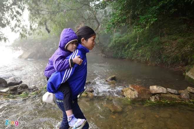 Chinh quyen thao do cau treo, hoc sinh loi suoi den lop hinh anh 8