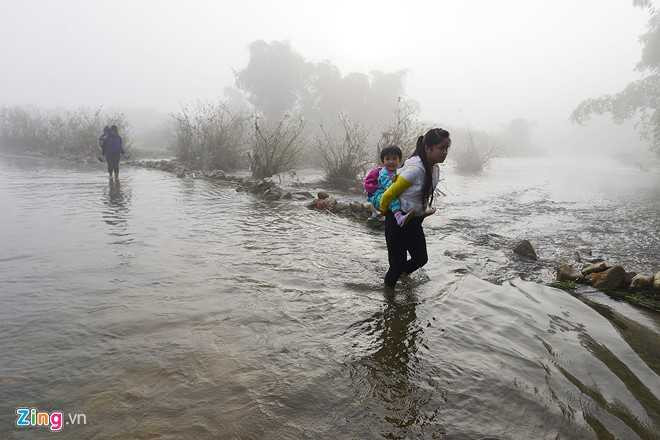 Chinh quyen thao do cau treo, hoc sinh loi suoi den lop hinh anh 9