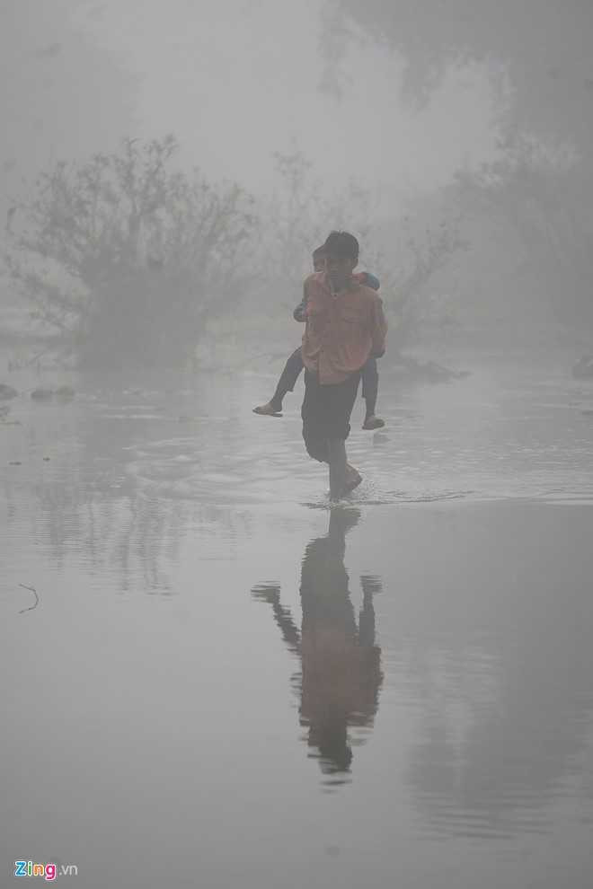 Chinh quyen thao do cau treo, hoc sinh loi suoi den lop hinh anh 10
