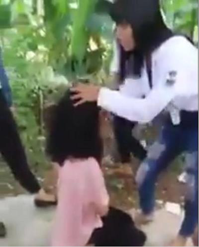 Mâu thuẫn cá nhân, nữ sinh bị các nữ sinh khác đánh hội đồng, thậm chí còn bị bắt quì xuống xin lỗi (ảnh cắt từ clip)