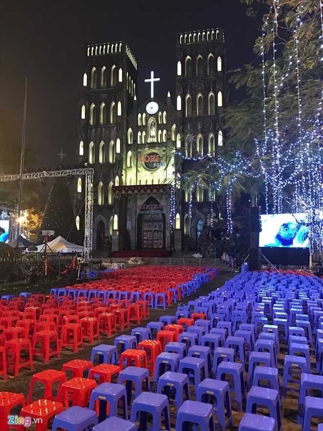 Hang nghin nguoi chen nhau o pho di bo don khong khi Noel hinh anh 2