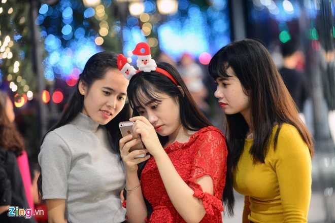 Hang nghin nguoi chen nhau o pho di bo don khong khi Noel hinh anh 13